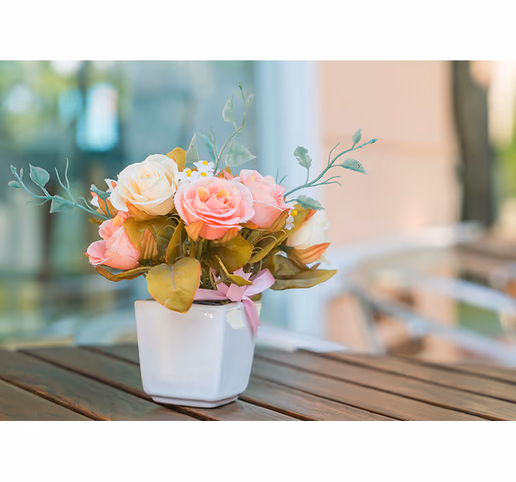Cortina roller living comedor rosas en la mesa - TenVinilo