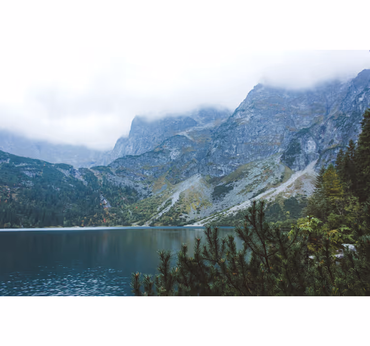 Papel mural verde lago morskie oko en montañas tatra - TenVinilo