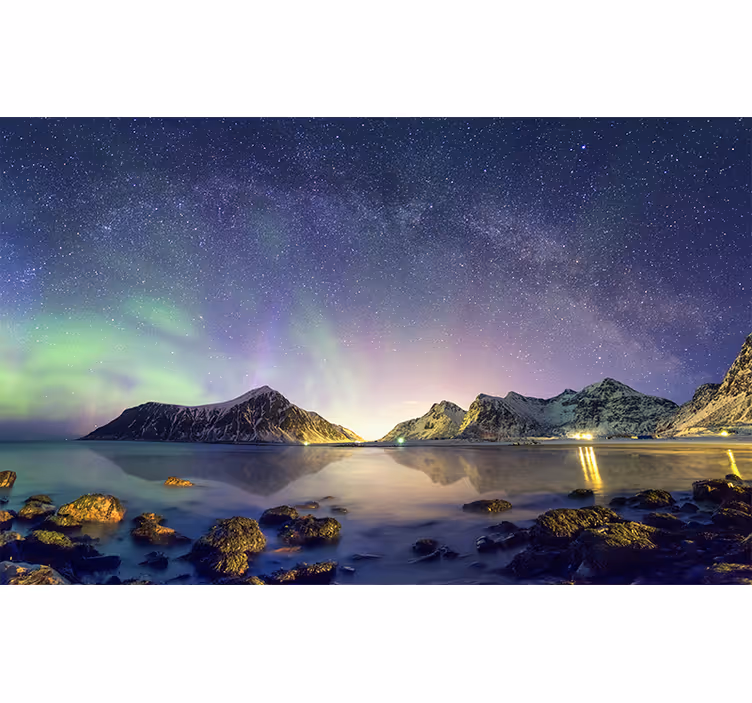 Fotomural de montañas Aurora boreal con nieve - TenVinilo