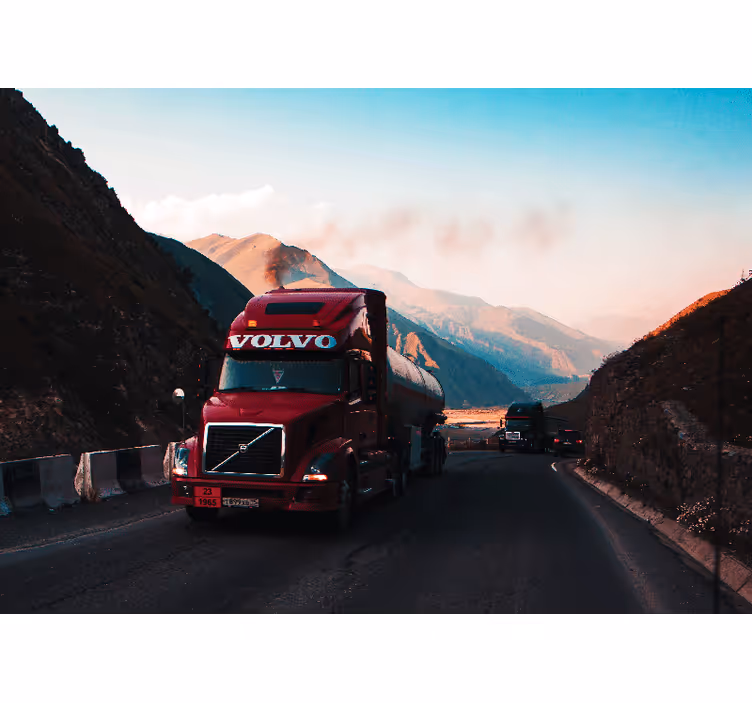 Papel mural vehículos camión rojo en la carretera - TenVinilo