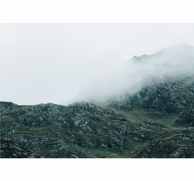 Papel mural montaña vistas en una densa niebla - TenVinilo