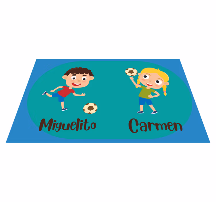 Alfombra vinílica infantil jugando al fútbol con nombre - TenVinilo