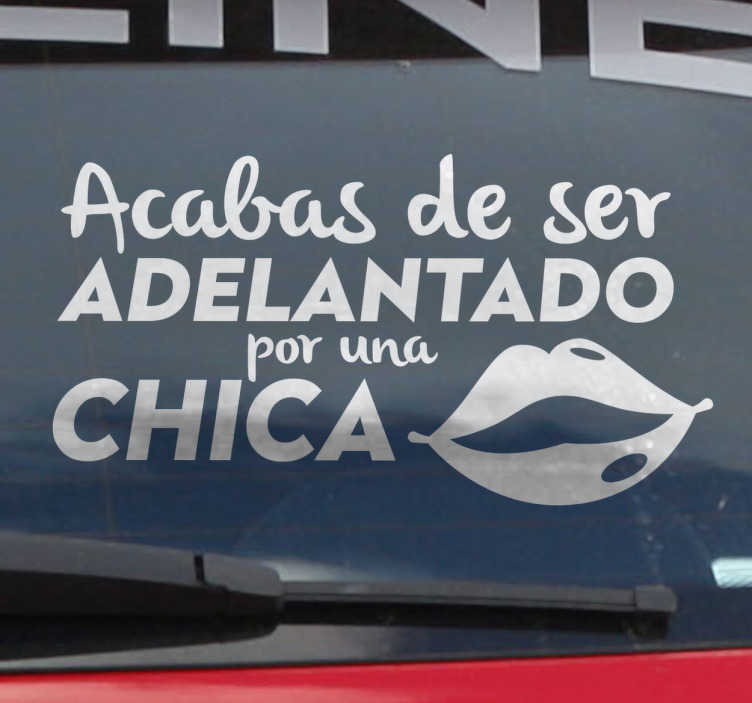 Vinilo coche adelantado por una chica - TenVinilo