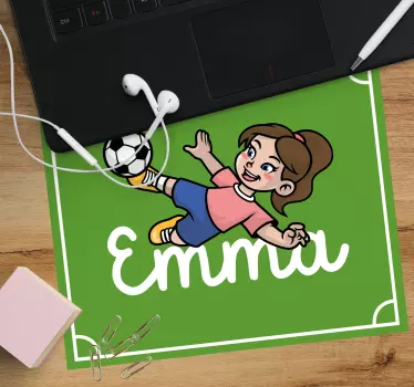 Mouse pad personalizable niña pateando balón de fútbol - TenVinilo