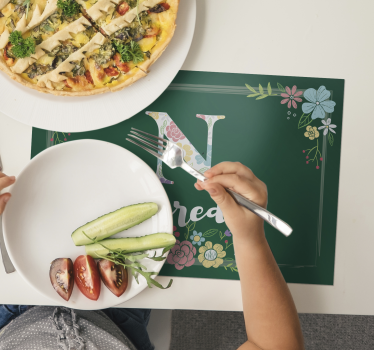 Individual de mesa infantil con nombre y flores - TenVinilo