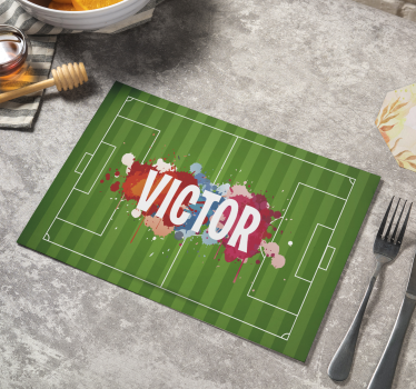Individuales para mesa con nombre Campo de futbol con nombre - TenVinilo