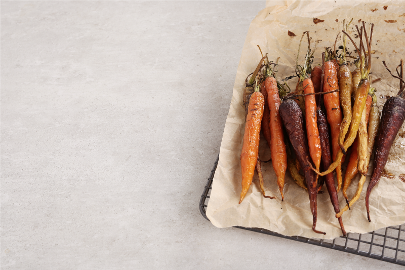 Individual mesa restaurante zanahorias coloridas asadas - TenVinilo
