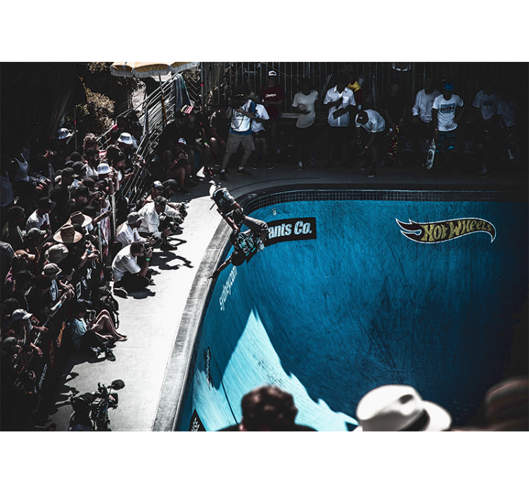 Papel mural vehículos patinador realizando un truco - TenVinilo