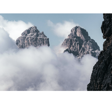 Papel mural montaña picos majestuosos sobre nubes - TenVinilo