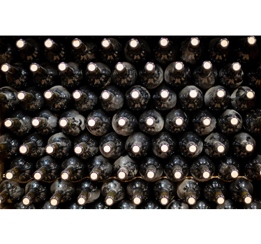 Fotomural vintage botellas en una bodega - TenVinilo
