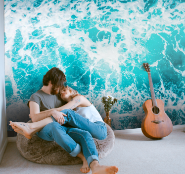 Papel mural mar pareja abrazando olas - TenVinilo