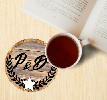 Posavasos personalizable iniciales barril de madera - TenVinilo