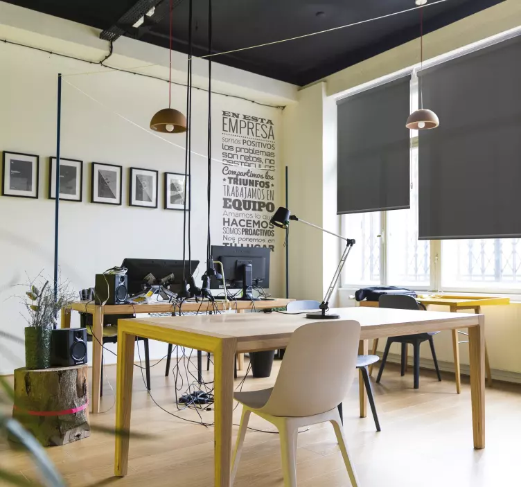 Vinilo decorativo frase texto en esta empresa - TenVinilo