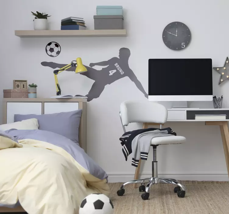 Vinilo habitación juvenil fútbol jugador chutando con nombre - TenVinilo