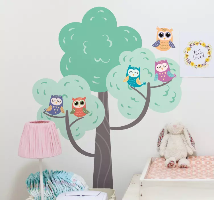 Sticker pared infantil Árbol de búhos coloridos - TenVinilo