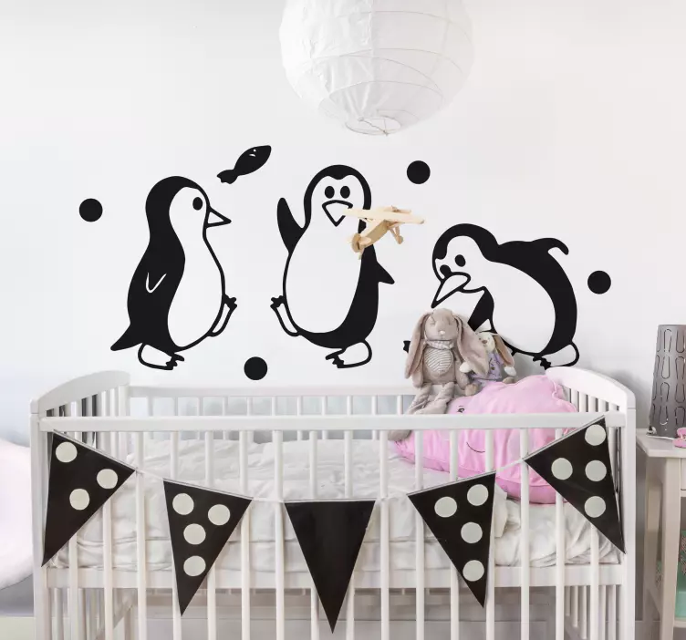 Sticker pared infantil familia de pingüinos juguetones - TenVinilo