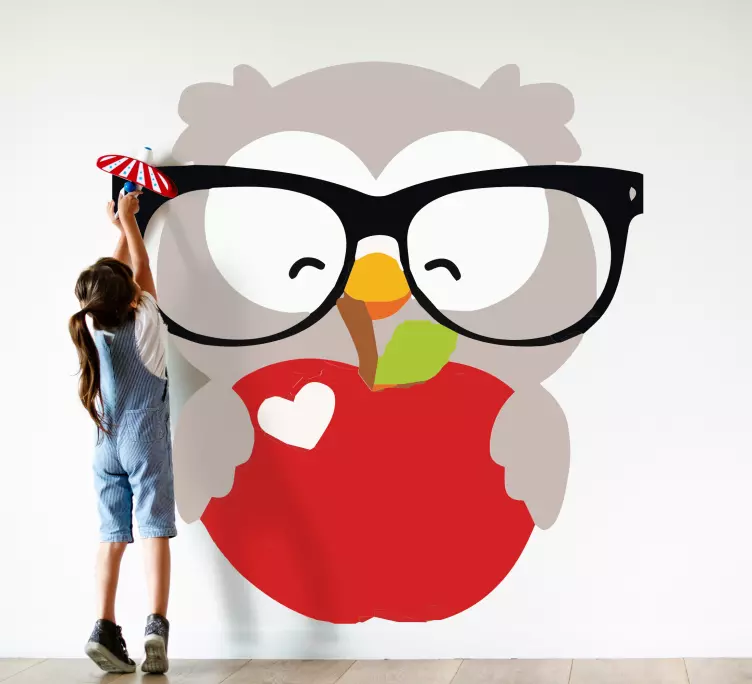 Vinilo pájaro Búho de dibujos animados con manzana - TenVinilo