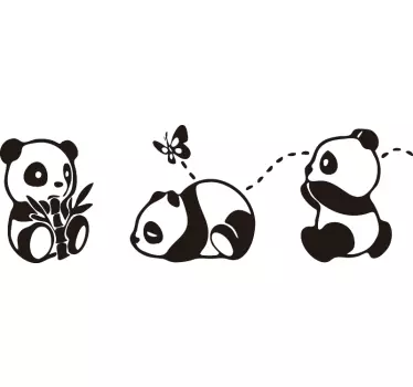 Vinilo animal salvaje Panda jugando con mariposa - TenVinilo