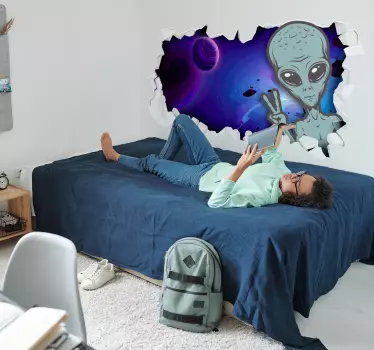 Pegatina pared rota con alíen - TenVinilo