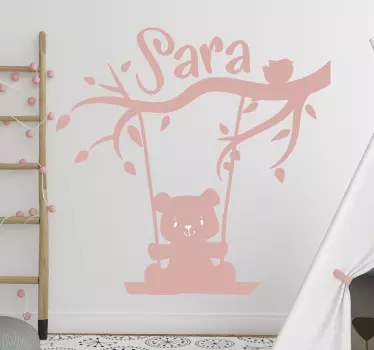 Vinilo pared oso en columpio con nombre - TenVinilo