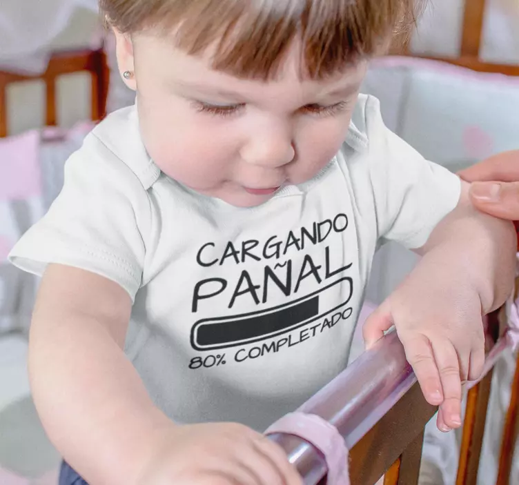 Camiseta bebé cargando pañal - TenVinilo