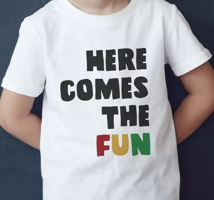 Camiseta niños aquí viene la diversión - TenVinilo