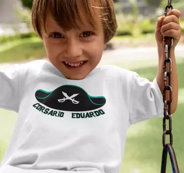 Camiseta niños sombrero corsario con nombre - TenVinilo