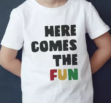 Camiseta niños aquí viene la diversión - TenVinilo