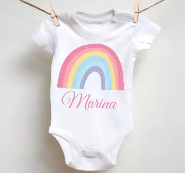 Camiseta niños Lindo arcoiris y nubes en colores pastel - TenVinilo