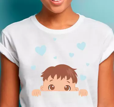 Camiseta niños niño lindo con corazones - TenVinilo