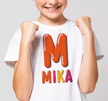 Camiseta niños nombre inicial en negrita - TenVinilo