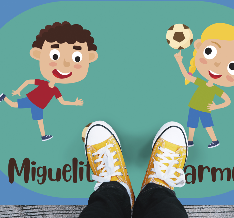 Alfombra vinílica infantil jugando al fútbol con nombre - TenVinilo